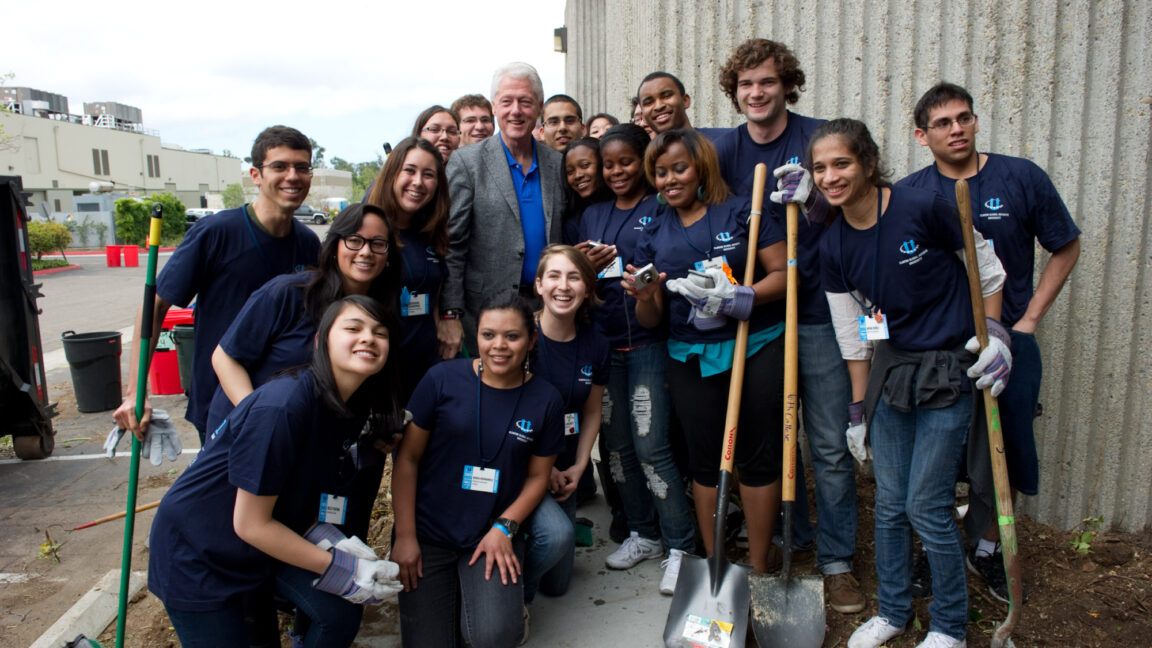 President Clinton stands with a group of volunteers