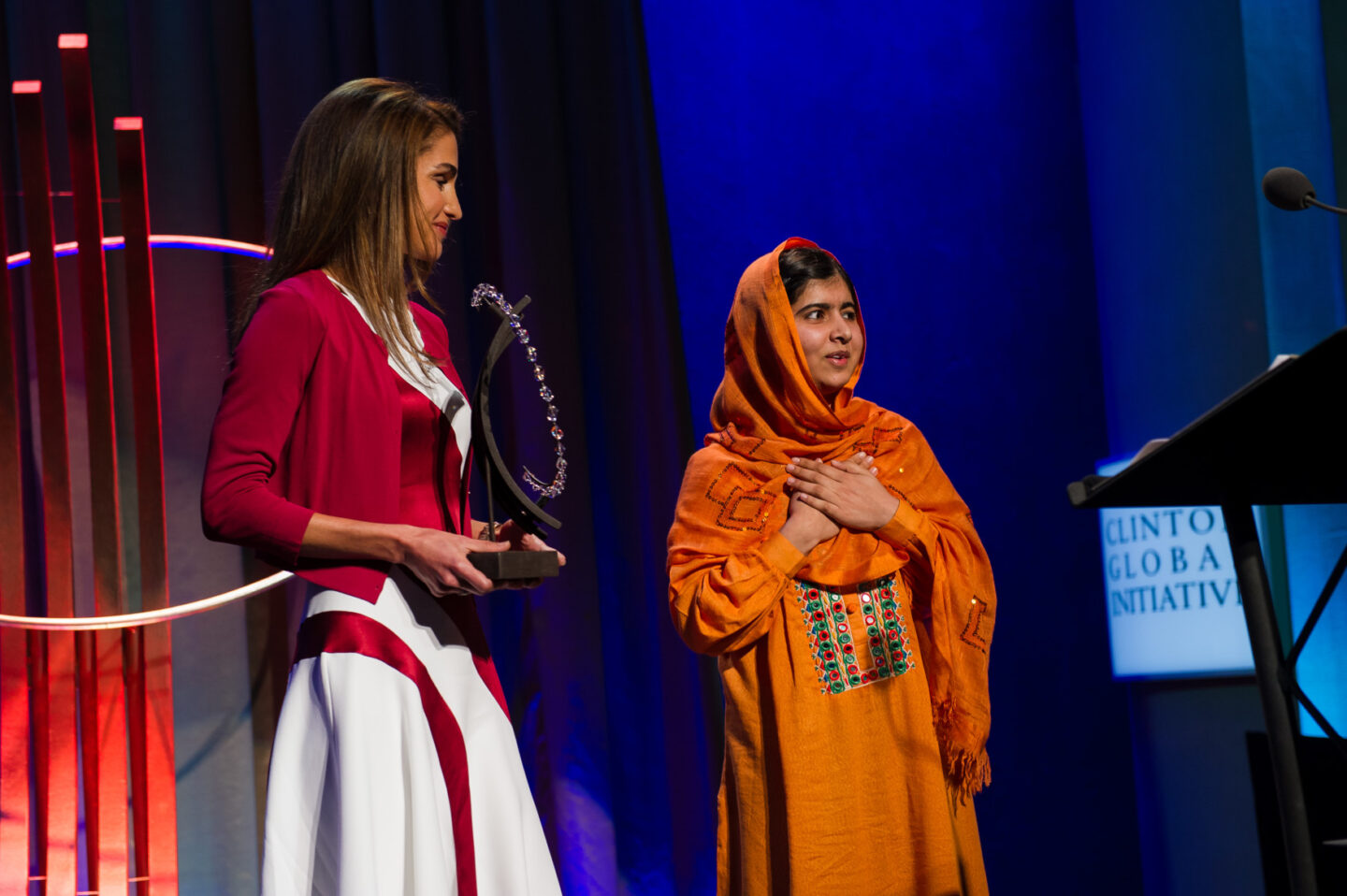Queen Rania Al Abdullah hands an award to Malala Yousafzai
