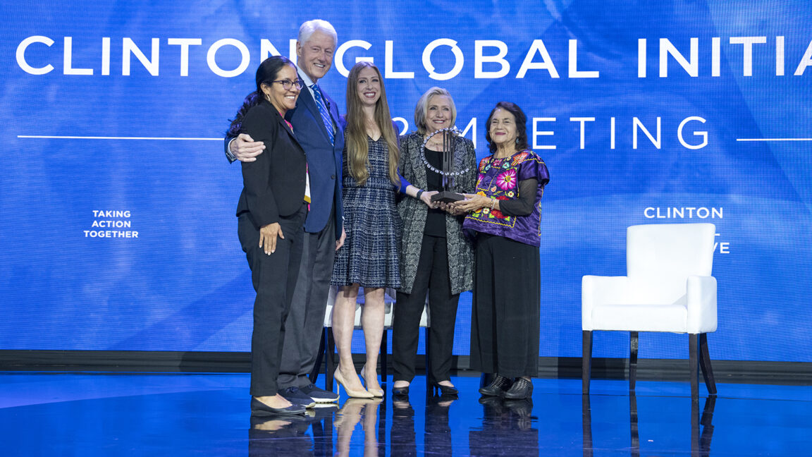 President Clinton, Secretary Clinton, and Chelsea Clinton present an award onstage to Dolores Huerta, who is joined by her daughter