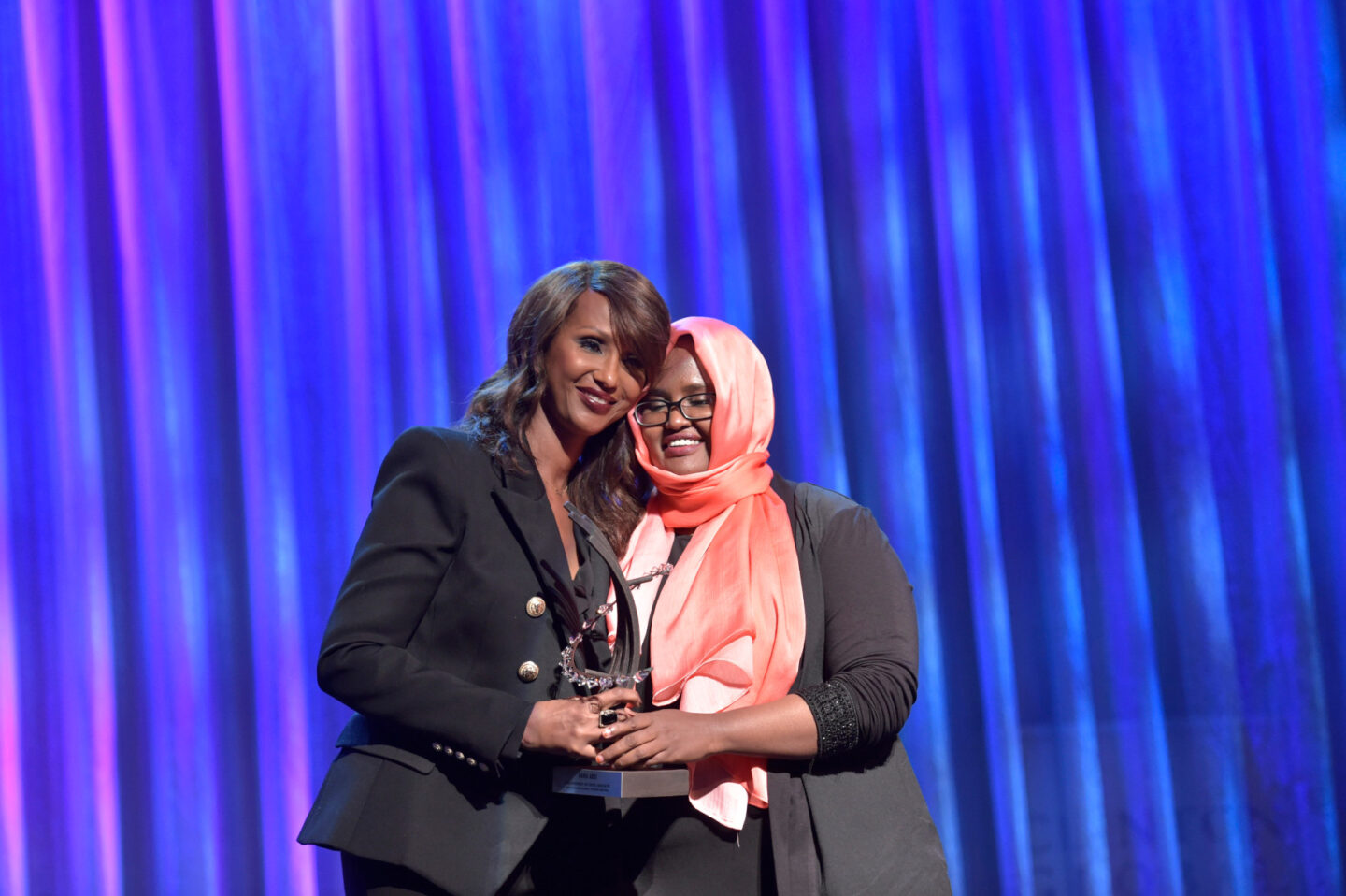 Iman presents an award to a Clinton Global Citizen Awardee