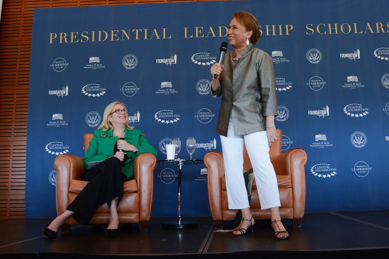 Secretary Alexis Herman and Stephanie Streett speak on stage.
