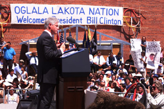 Signing of Executive Order on American Indian and Alaska Native Education in 1998