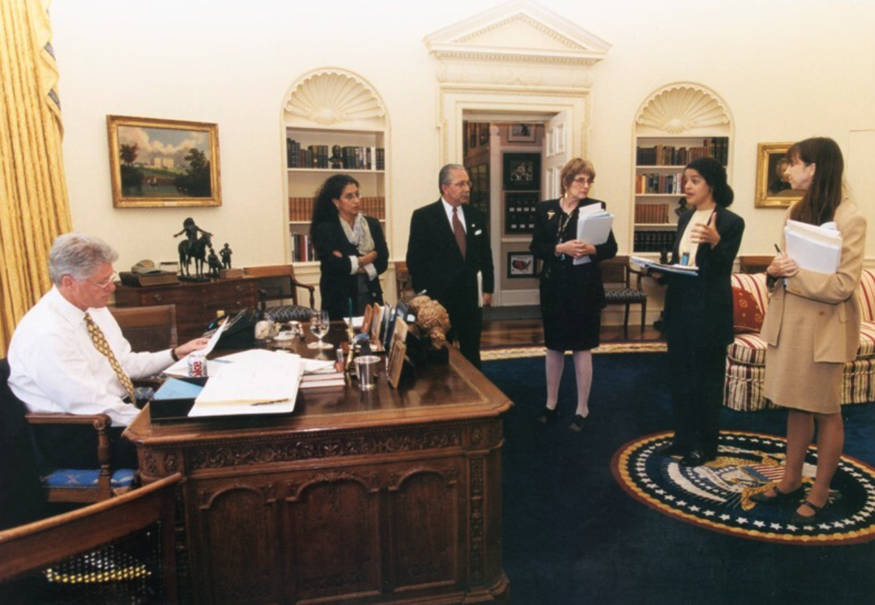 Signing of Executive Order on American Indian and Alaska Native Education in 1998